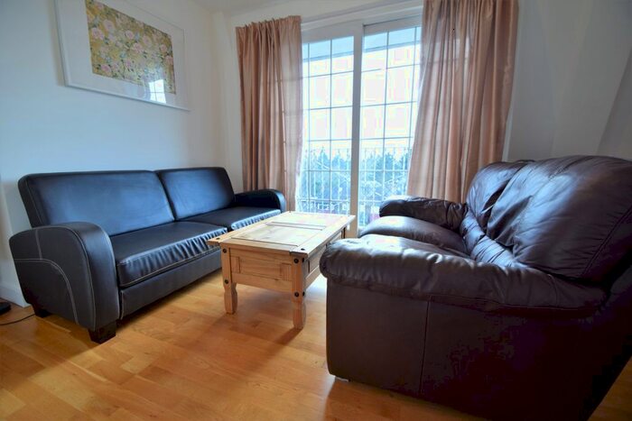 3 Bedroom Flat To Rent In Gunnersbury Avenue, London W5