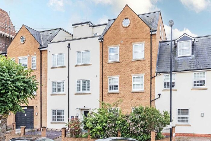 2 Bedroom Flat To Rent In Semley Road, London, SW16