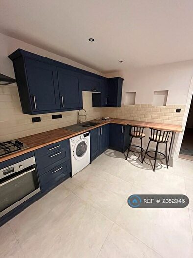 2 Bedroom Flat To Rent In Kings Road, London, E11