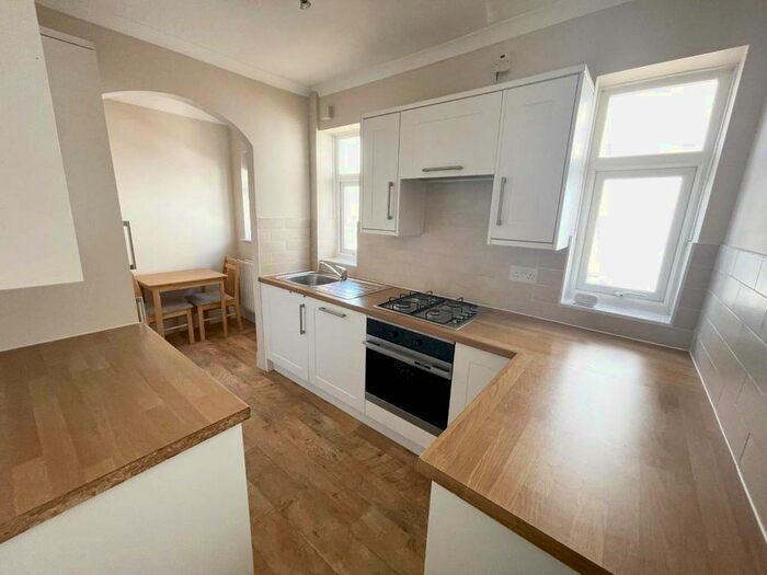 2 Bedroom Flat To Rent In St Annes Road, Headingley, Leeds, LS6