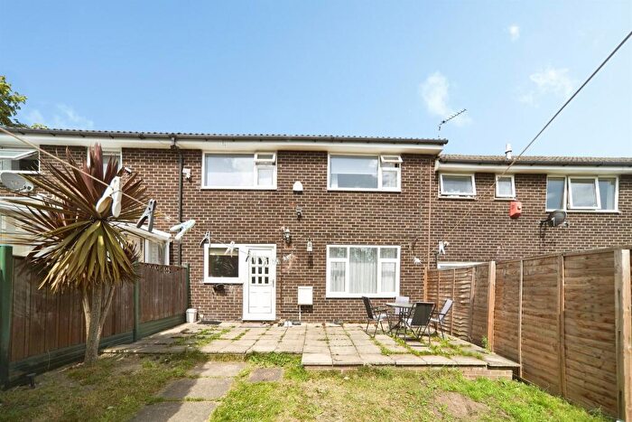 3 Bedroom Terraced House For Sale In Shakespeare Lawn, Leeds, LS9