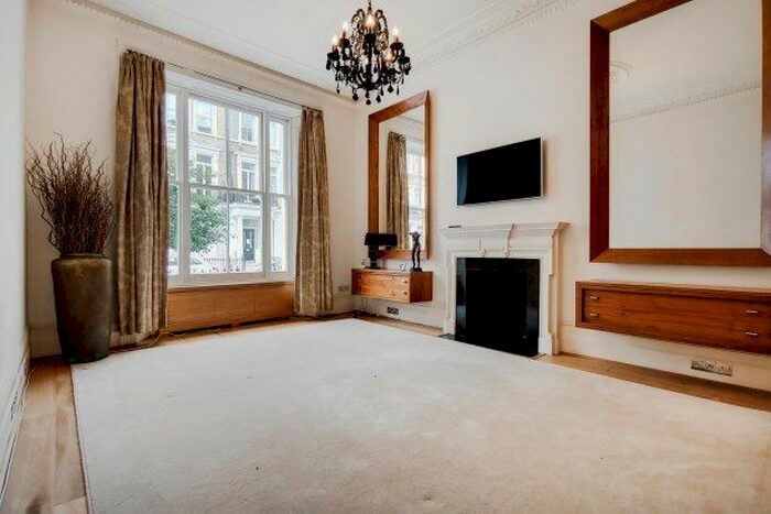 2 Bedroom Flat To Rent In Collingham Place, London, SW5