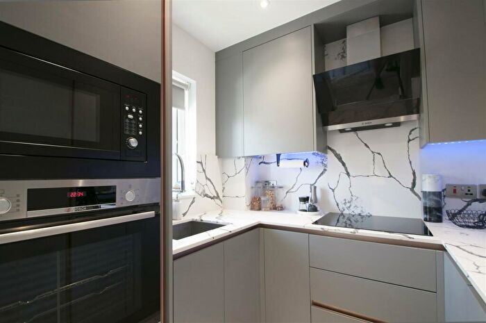 2 Bedroom Apartment For Sale In Sovereign Heights, Langley, SL3