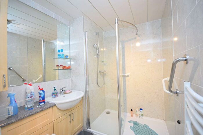 1 Bedroom Flat For Sale In Halley's Court, Sandford Gate, KY1