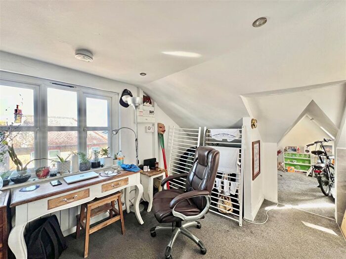 1 Bedroom Flat For Sale In Ramuz Drive, Westcliff-On-Sea, SS0