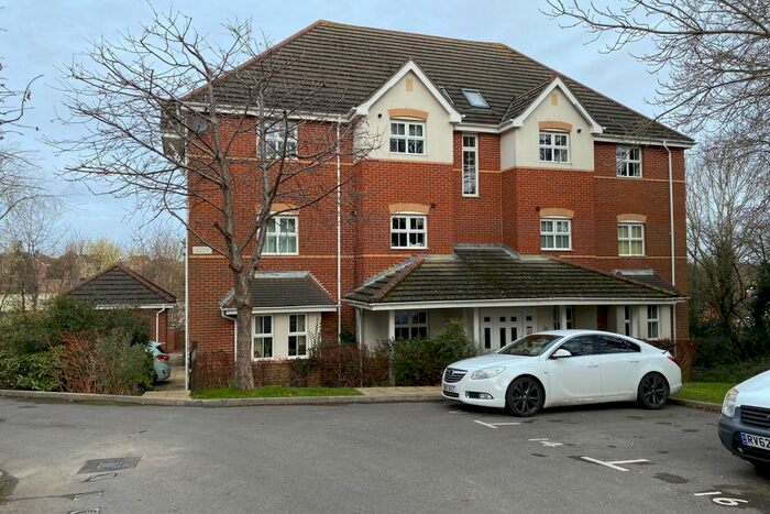 2 Bedroom Flat To Rent In Little Fox Drive, Park Gate, Southampton, SO31