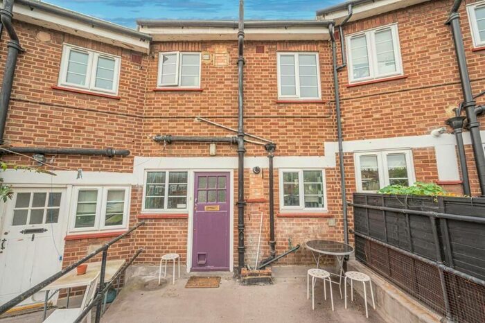 3 Bedroom Flat To Rent In Hampden Square, Southgate, N14