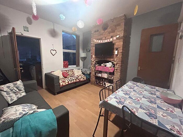 4 Bedroom House Of Multiple Occupation To Rent In Midland Avenue, Nottingham, NG7