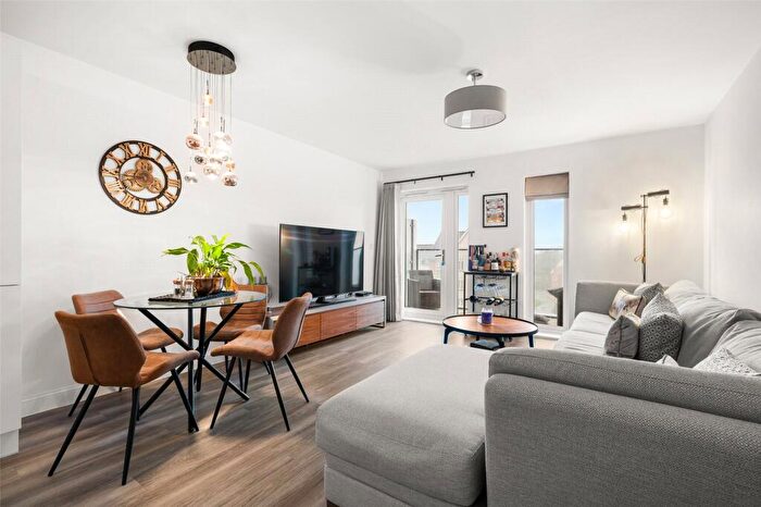 2 Bedroom Apartment For Sale In Beechey Place, Wokingham, Berkshire, RG40