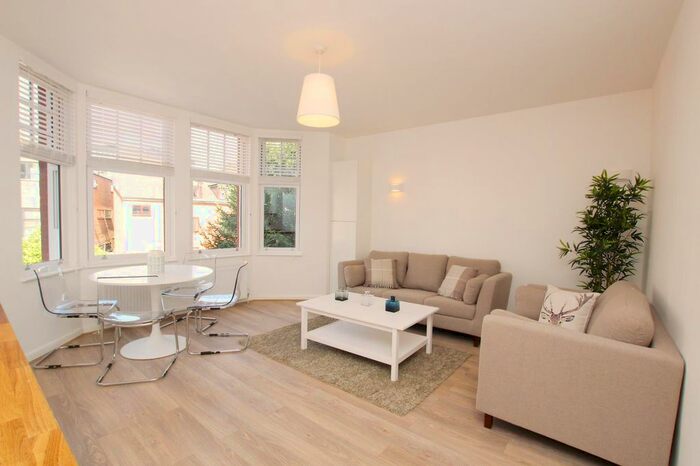 3 Bedroom Flat To Rent In Gleneldon Road, London, SW16