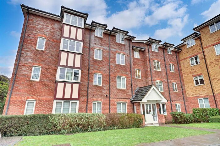 2 Bedroom Flat For Sale In Yukon Road, Broxbourne, EN10