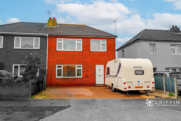 3 Bedroom Semi-Detached House For Sale In Kent View, Aveley, South Ockendon, RM15