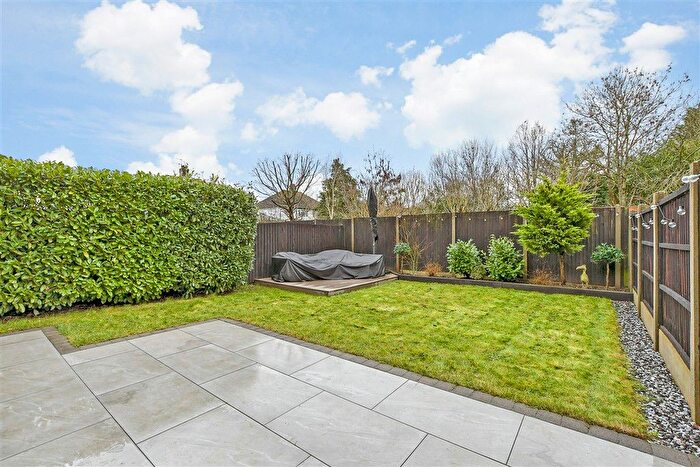 3 Bedroom Semi-detached House For Sale In Spiers Farm Close, Horley, Surrey, RH6