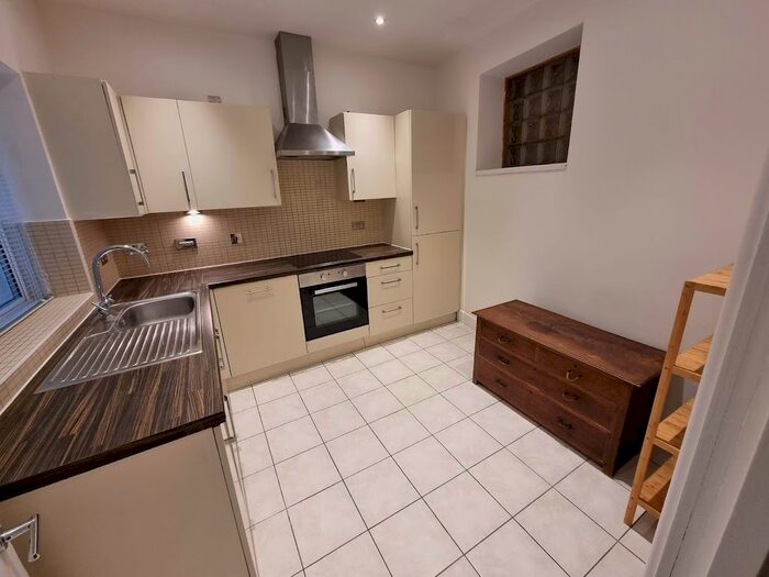 3 Bedroom Flat To Rent In Seal Street, Hackney, E8