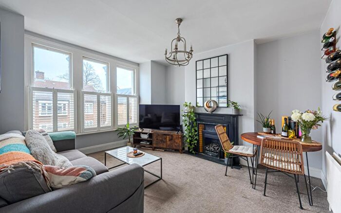 2 Bedroom Flat To Rent In Edgeley Road, London, SW4