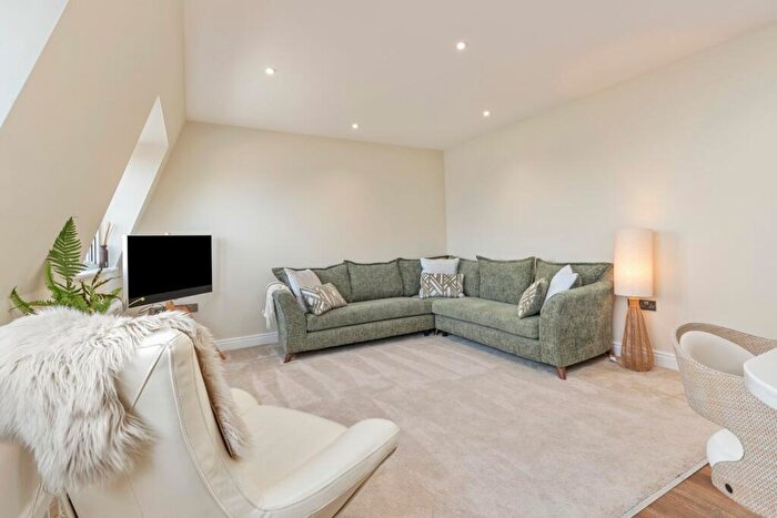 2 Bedroom Apartment For Sale In Tenby, SA70