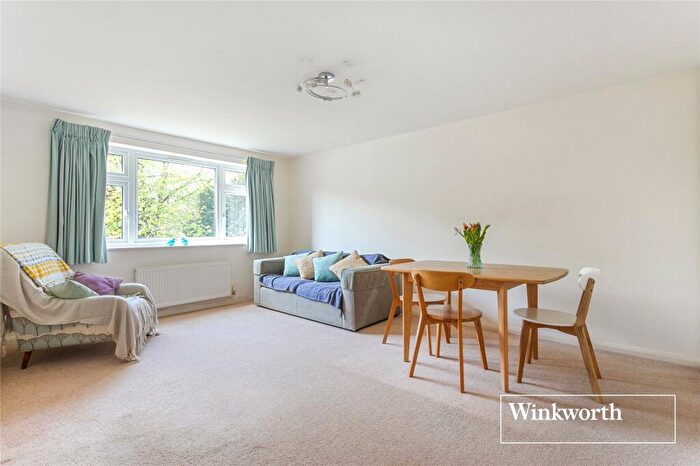 2 Bedroom Apartment For Sale In Cameron Close, Myddelton Park, Whetstone, N20