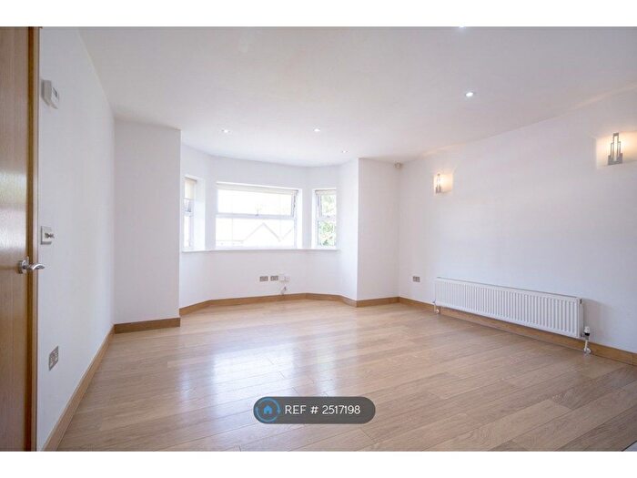 3 Bedroom Flat To Rent In Allerton Road, Mossley Hill, Liverpool, L18