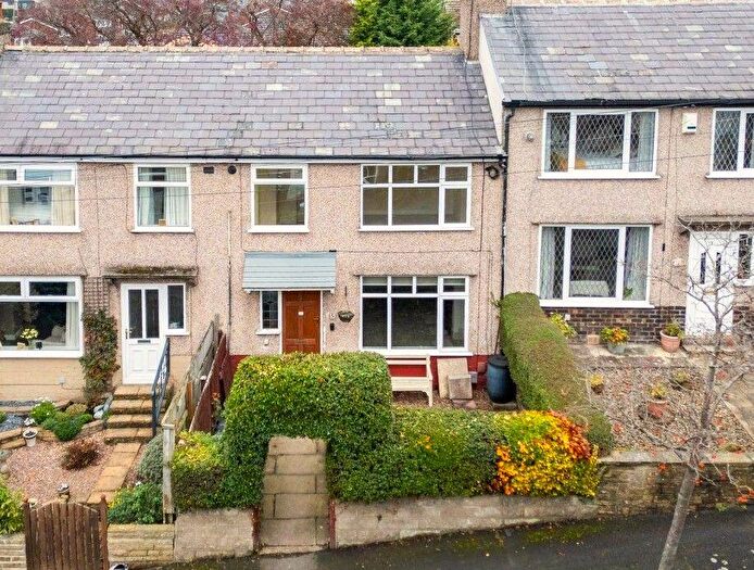 3 Bedroom Town House For Sale In Threshfield Crescent, Birkenshaw, BD11