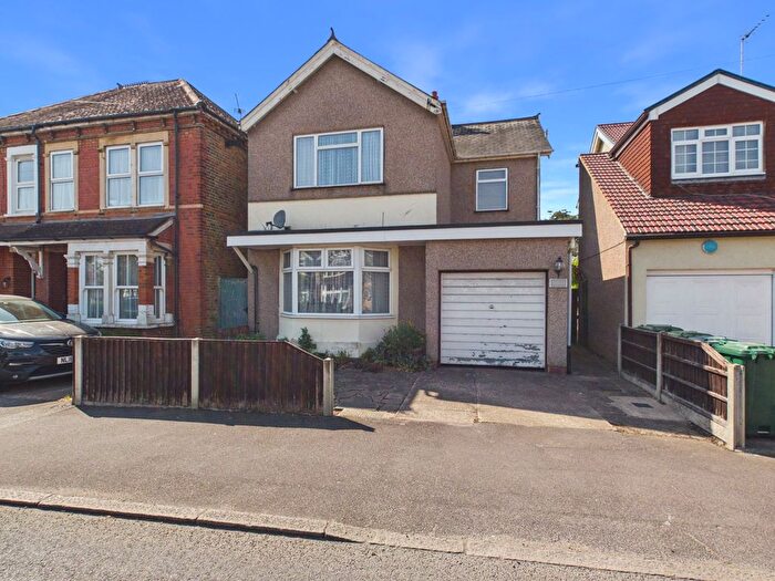 3 Bedroom Detached House For Sale In Stanwell Road, Ashford, Surrey, TW15