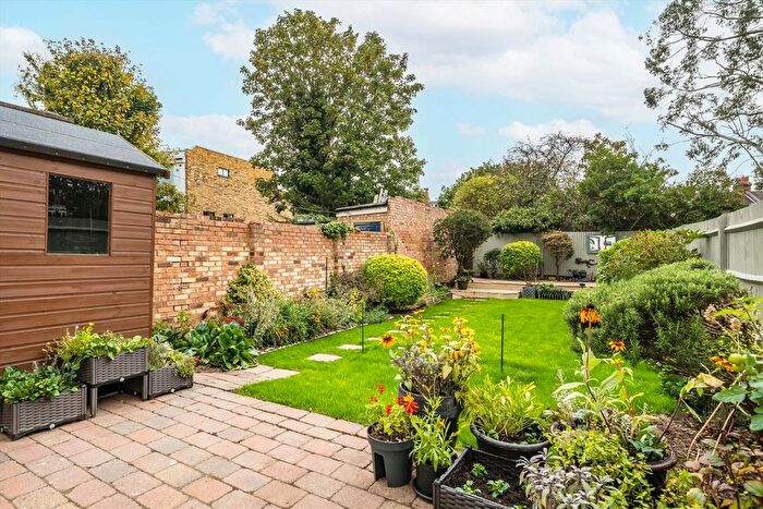 2 Bedroom Flat For Sale In Queens Road, Wimbledon, SW19