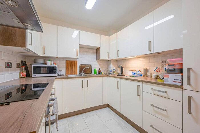 2 Bedroom Flat To Rent In Maltings Close, Tower Hamlets, London, E3