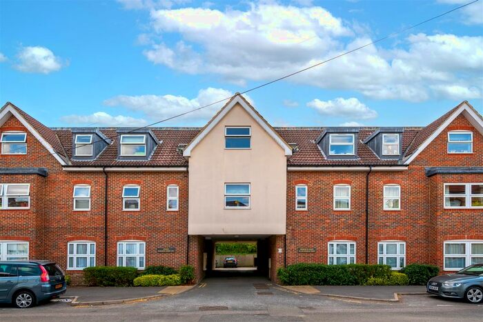 2 Bedroom Maisonette To Rent In Holmesdale Road, Reigate, RH2