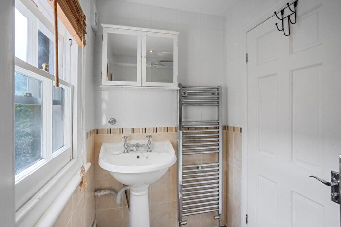 3 Bedroom Apartment To Rent In Tritton Road, London, SE21