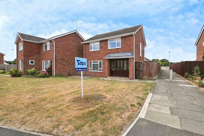 3 Bedroom Detached House For Sale In Harewood Gardens, Peterborough, PE3