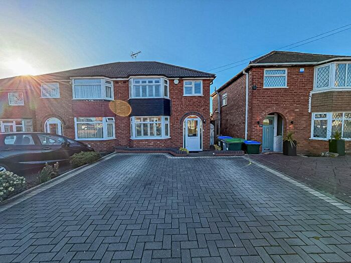 3 Bedroom Semi Detached House For Sale In Lechlade Road, Great Barr, Birmingham, B43