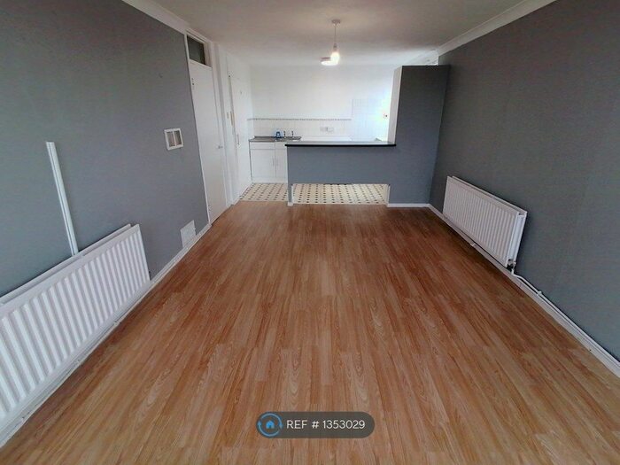 2 Bedroom Flat To Rent In Bryant Street, Chatham, ME4