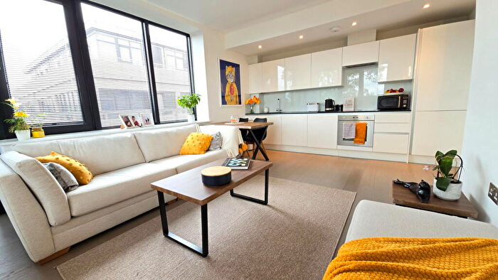 2 Bedroom Flat For Sale In Weir House, Overbridge Square, Newbury, RG14