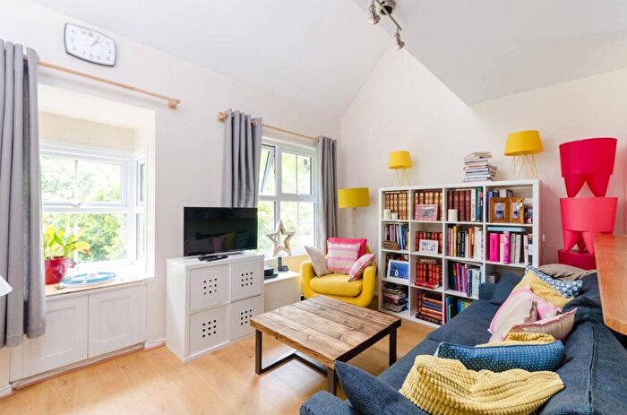 2 Bedroom Maisonette To Rent In Windmill Rise, North Kingston, Kingston Upon Thames, KT2