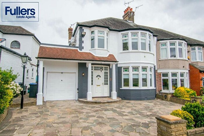 3 Bedroom Semi-Detached House To Rent In Brackendale, London, N21