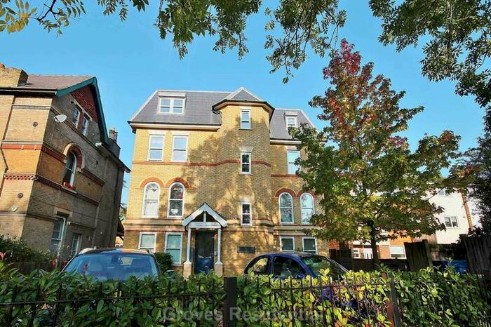 1 Bedroom Flat To Rent In The Avenue, Worcester Park, KT4