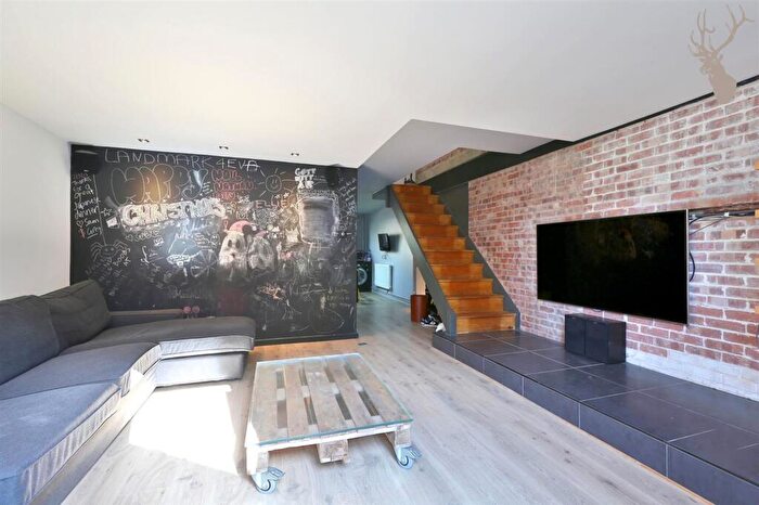 3 Bedroom Apartment To Rent In Fairfoot Road, Bow, E3