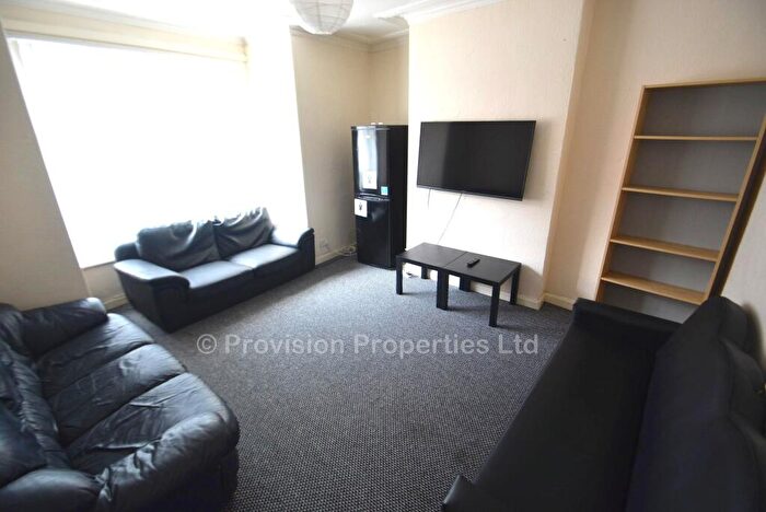 7 Bedroom End Of Terrace House To Rent In Chestnut Avenue, Hyde Park, Leeds, LS6