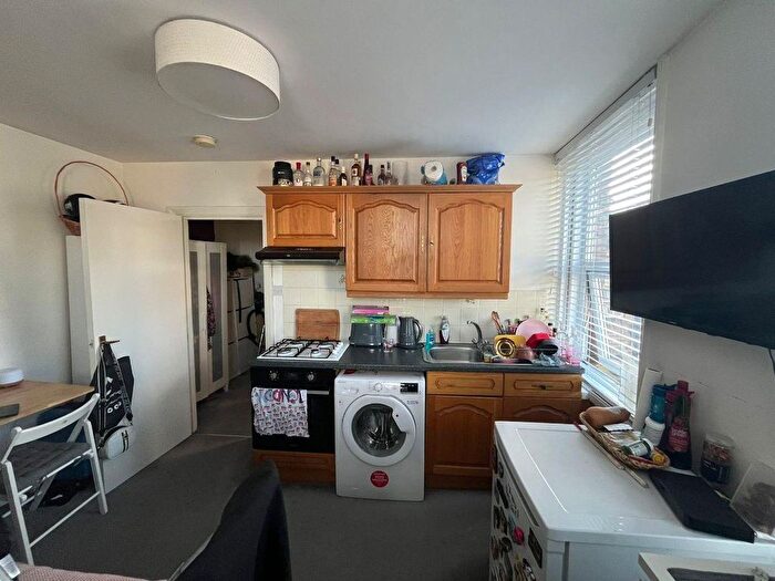 Studio To Rent In High Road, London, N12