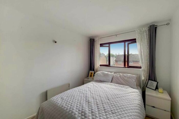 2 Bedroom Flat To Rent In Veronica Gardens, Streatham, London, SW16