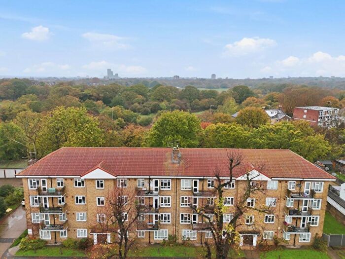 3 Bedroom Flat For Sale In The Herons, Wanstead, E11