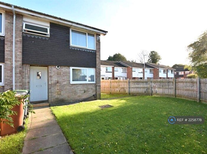 3 Bedroom Semi-Detached House To Rent In Monkswood Gate, Leeds, LS14