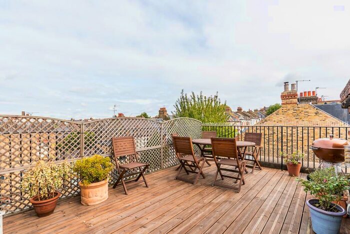 2 Bedroom Flat To Rent In Northcote Road, SW11
