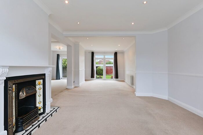 5 Bedroom Property To Rent In Brook Close, London, SW20