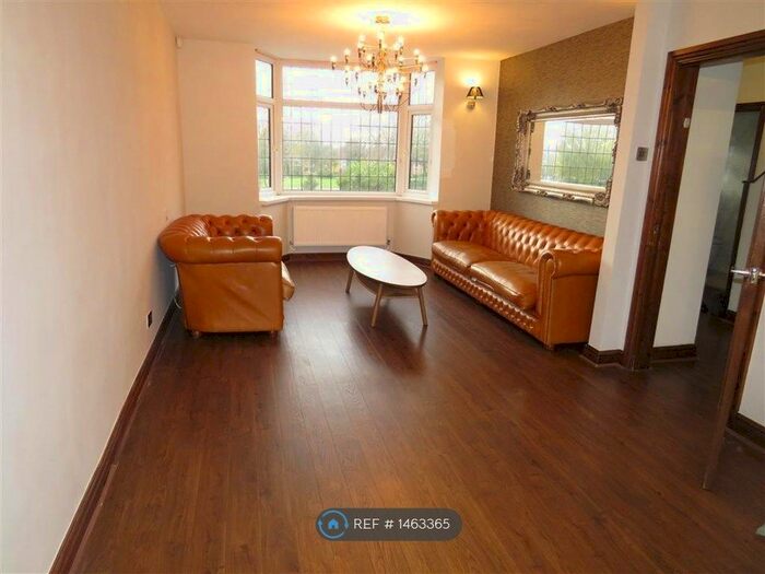 3 Bedroom Semi-Detached House To Rent In West Bromwich Road, Walsall, WS5