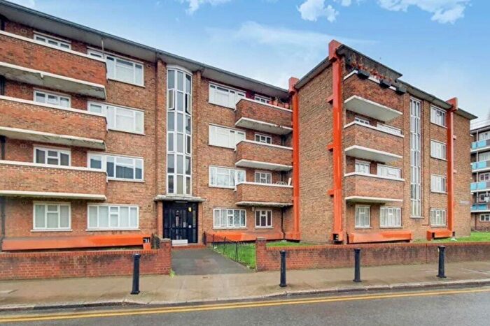 3 Bedroom Flat To Rent In Stepney Way, Whitechapel, E1
