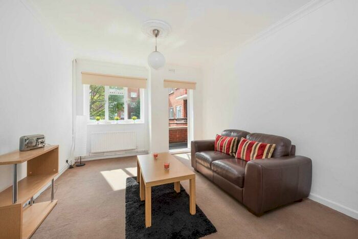 1 Bedroom Flat To Rent In Newtown Court, Newton Street, Queens Town Rd, Battersea, SW11