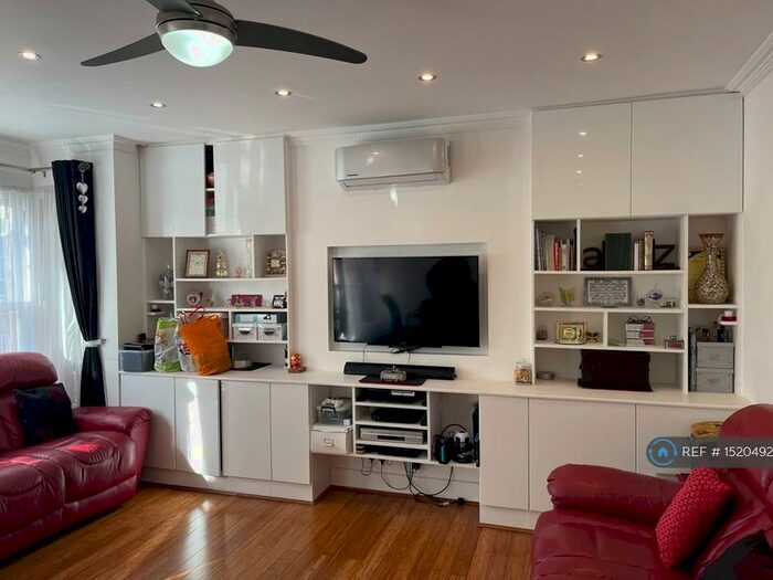 3 Bedroom Flat To Rent In The Limes Avenue, London, N11