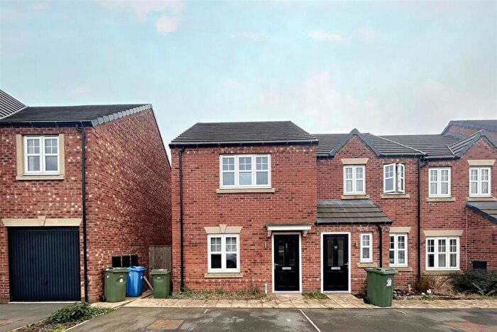 3 Bedroom Town House To Rent In Harper Hill Gardens, Bircotes, Doncaster, DN11