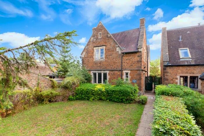 4 Bedroom House To Rent In Church Street, Bloxham, OX15