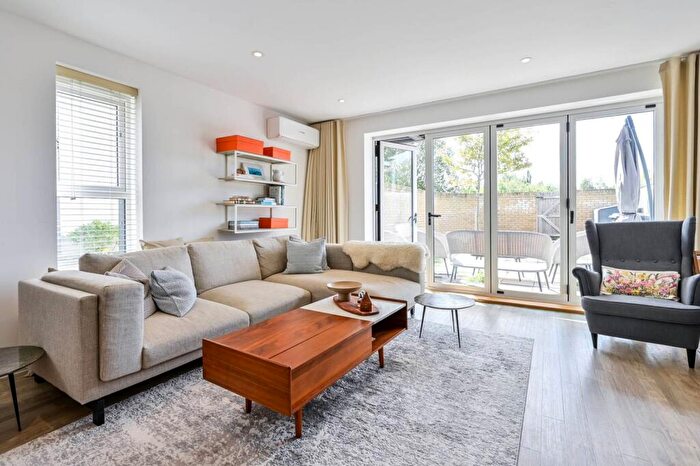 4 Bedroom End Of Terrace House For Sale In Sycamore Avenue, Woking, GU22